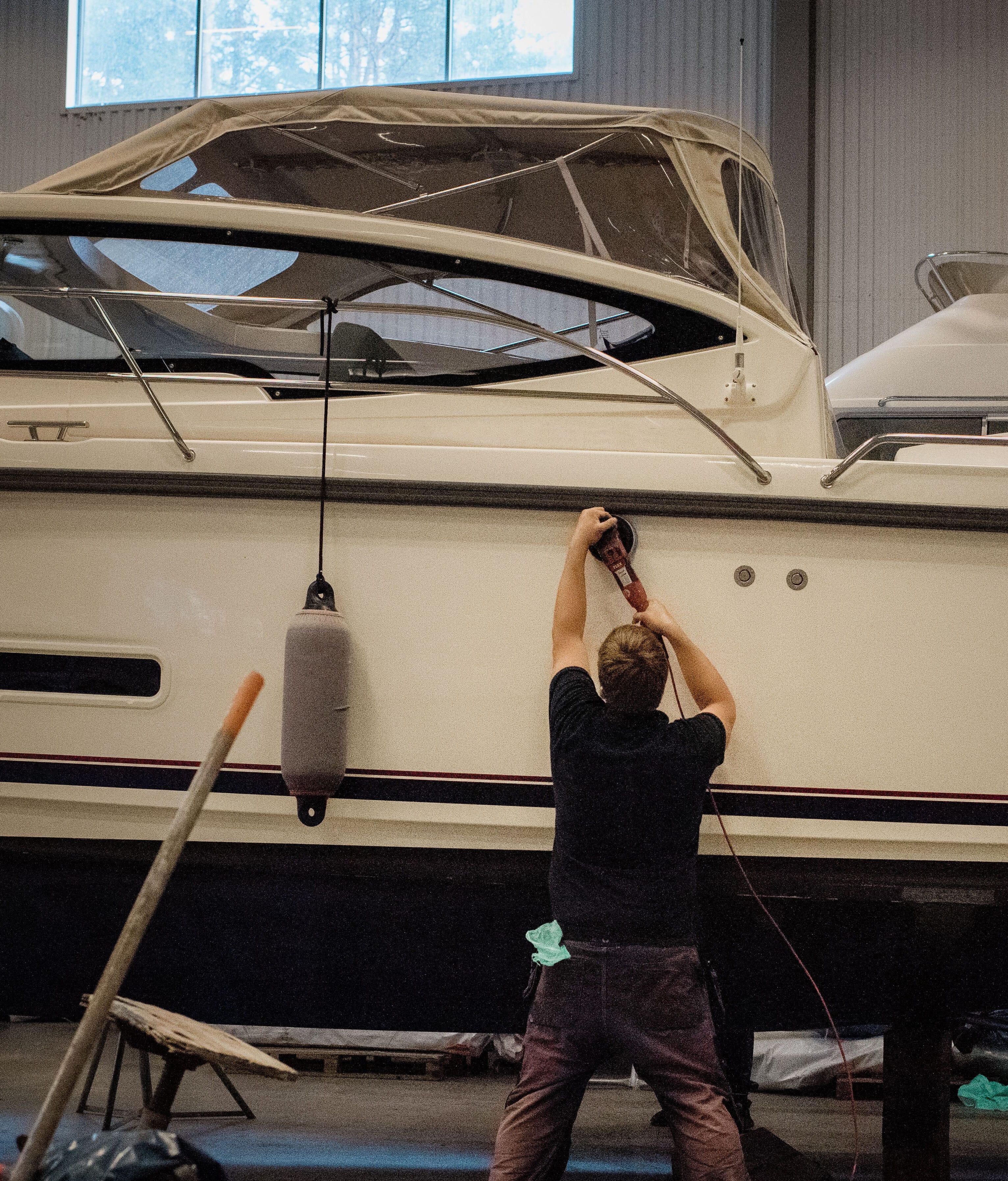 Artisan at work in the construction of boat